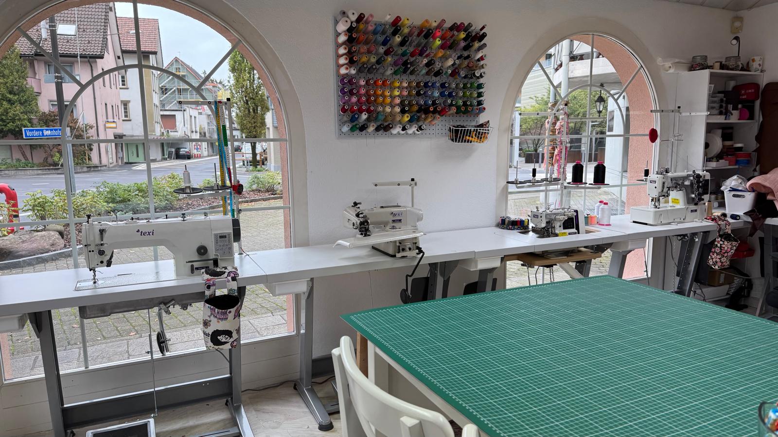 Diba Atelier - Unser Arbeitsraum mit Nähmaschinen und bunten Garnrollen